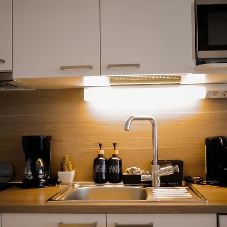 Apartment C&c - Comfy Nest Near Airport & Access *